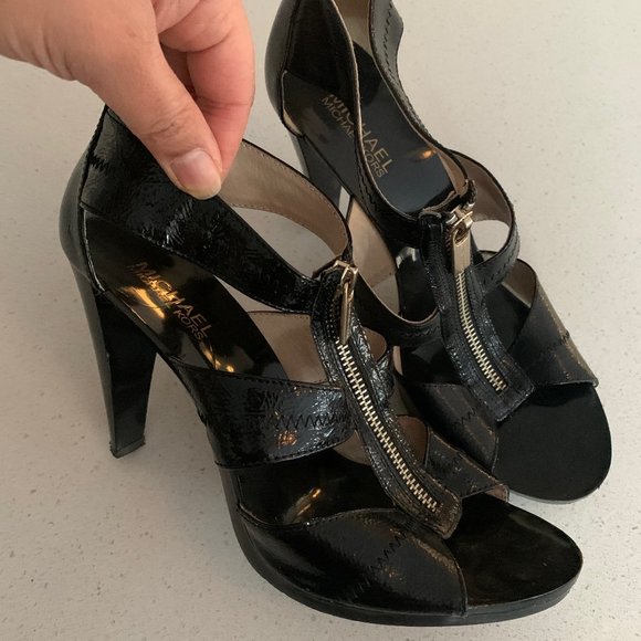 MICHAEL KORS Berkley T Strap Black Patent Leather - Picture 4 of 5